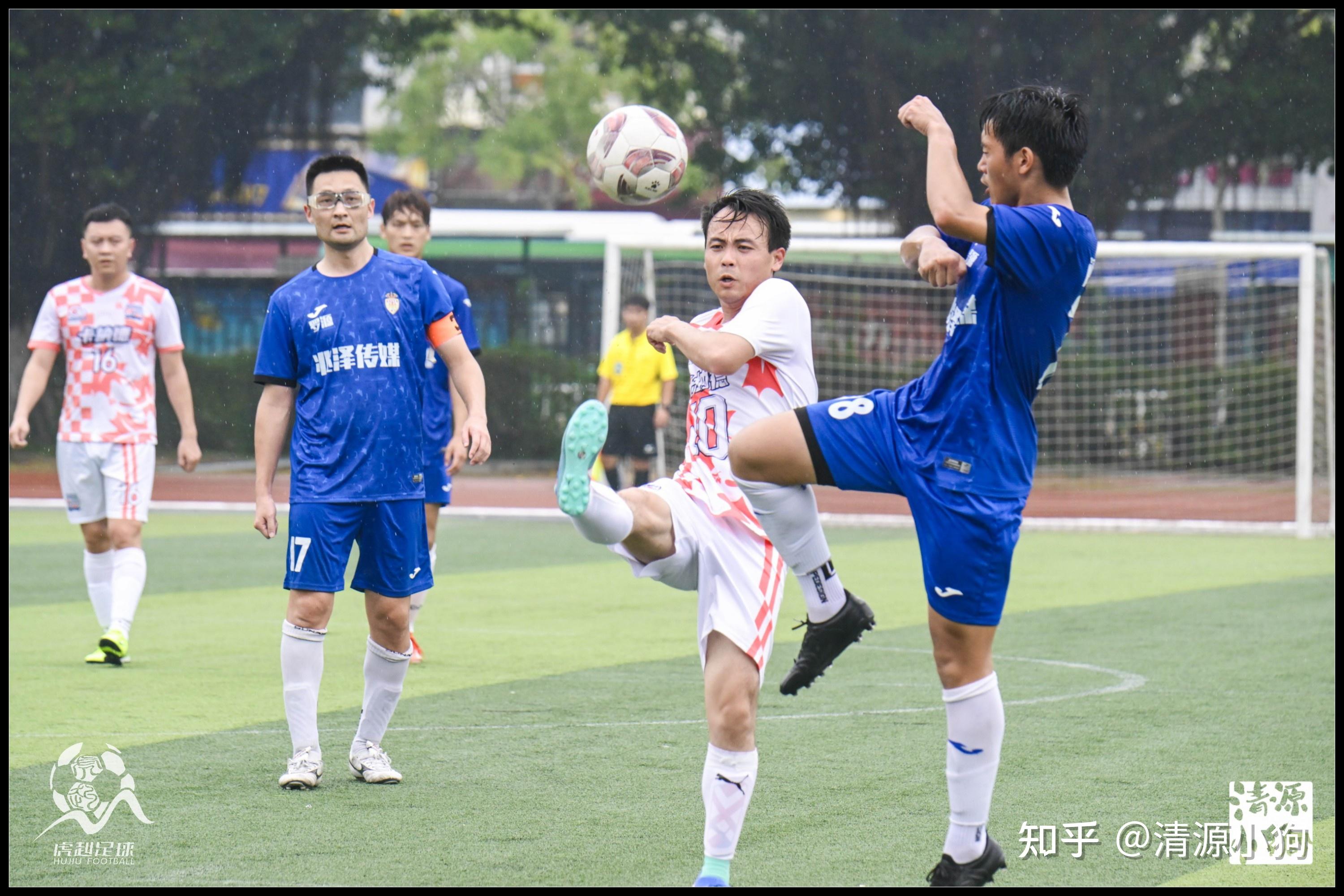 精品足球联赛中球员交流与讨论的热议 精品足球联赛中球员交流与讨论的热议