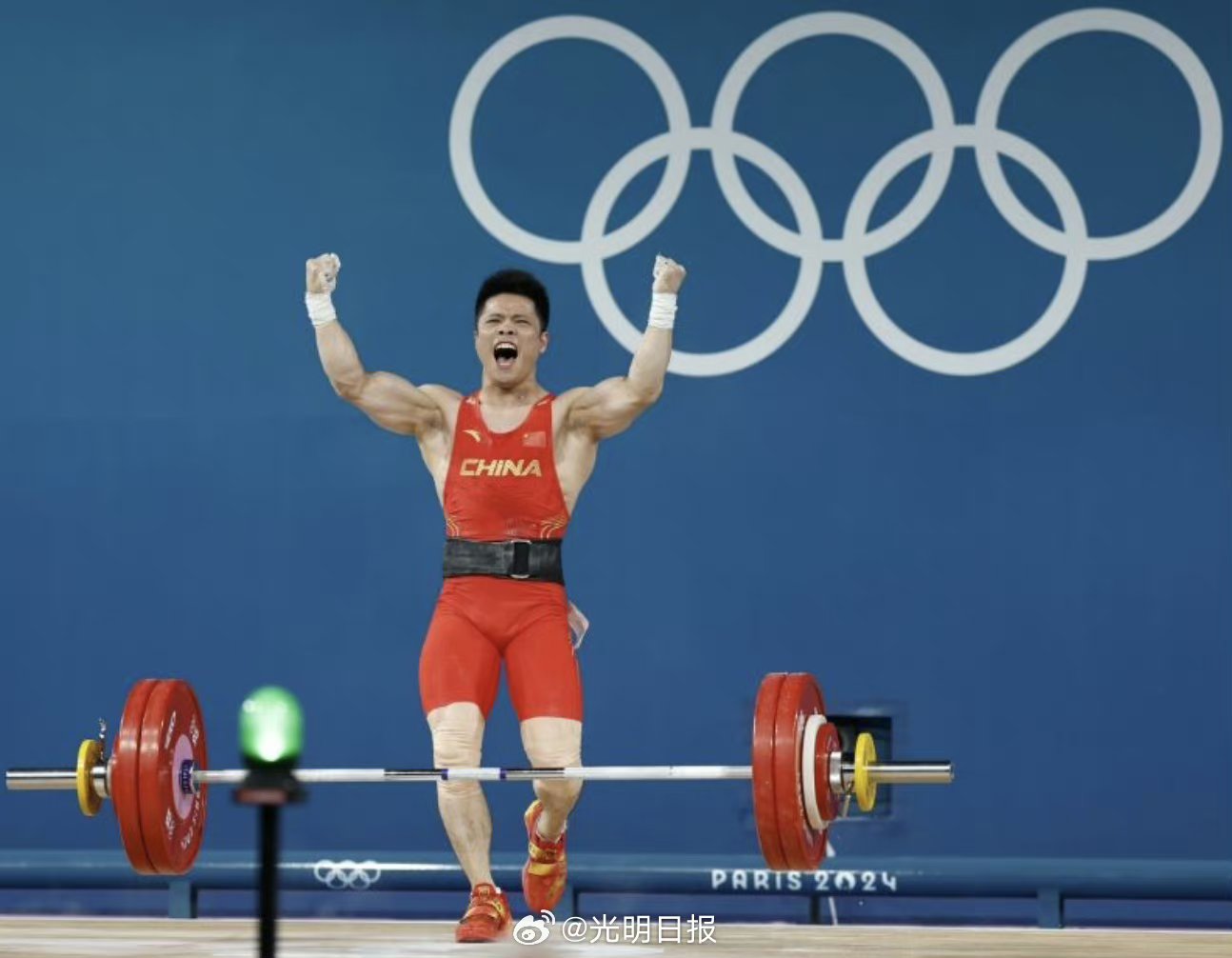 运动员们在赛场上全力拼搏,为观众带来视觉盛宴的简单介绍 运动员们在赛场上全力拼搏,为观众带来视觉盛宴的简单介绍