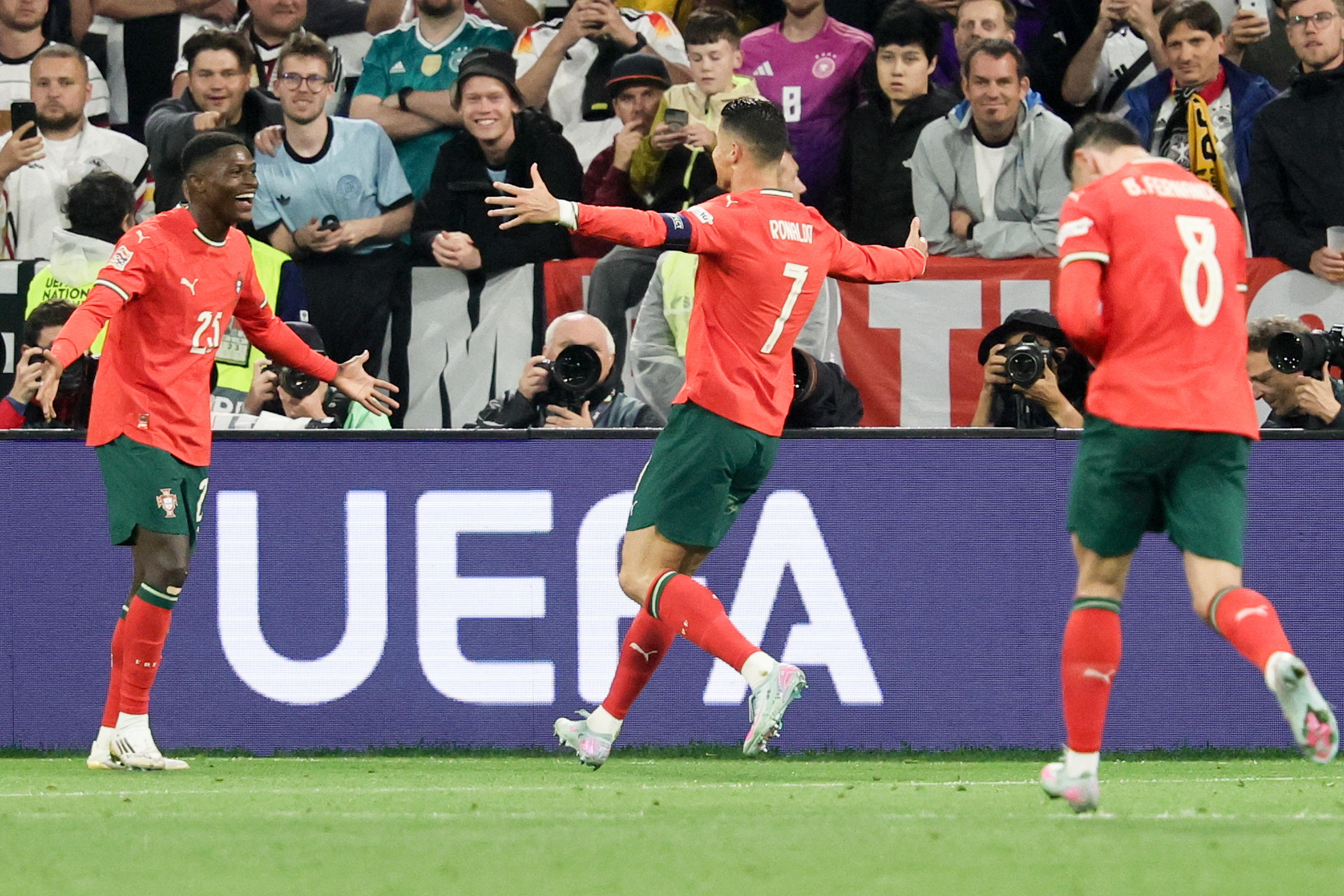 关于英格兰迎战葡萄牙，争夺欧国联半决赛席位的信息