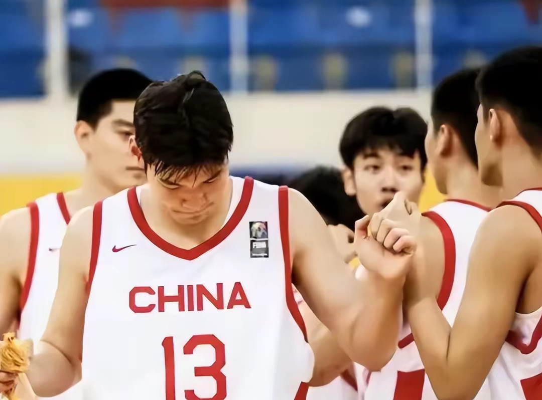 重要比赛中球队表现出色，轻松取得胜利