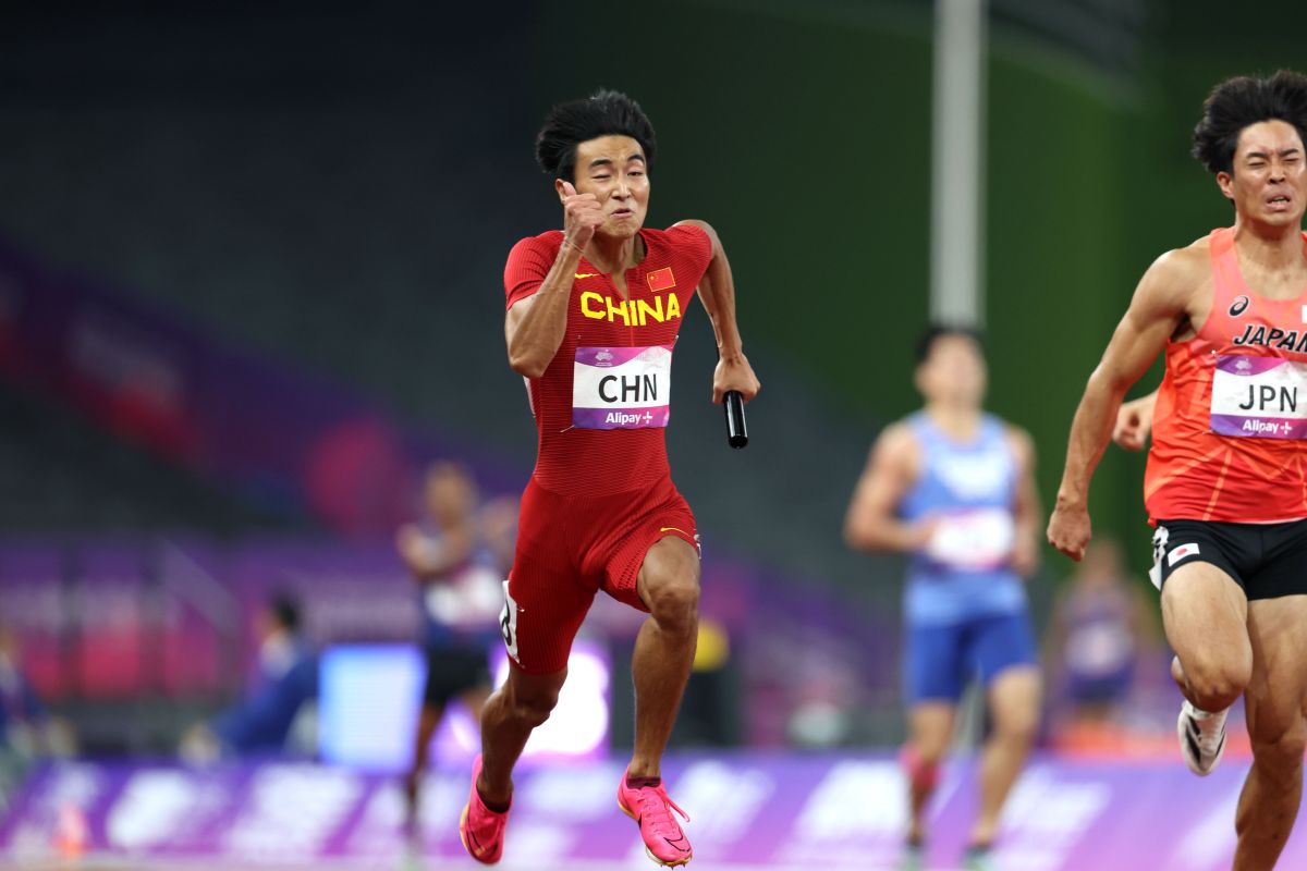 体育赛事不断刷新记录,球员冲刺激动人心 体育赛事不断刷新记录,球员冲刺激动人心