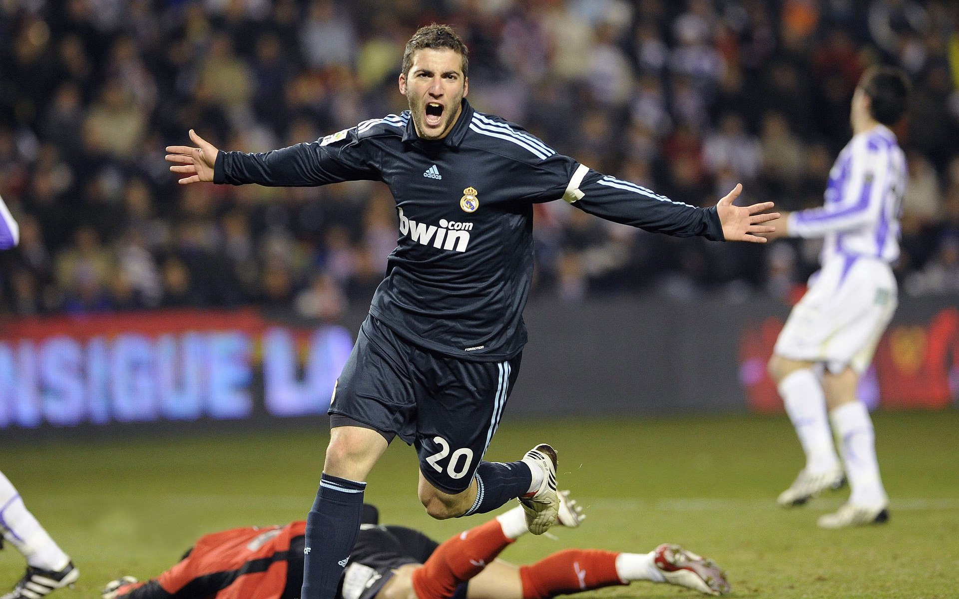 不是一场普通胜利!曼联新王迪亚斯用拉满评分宣告红魔血液已沸腾