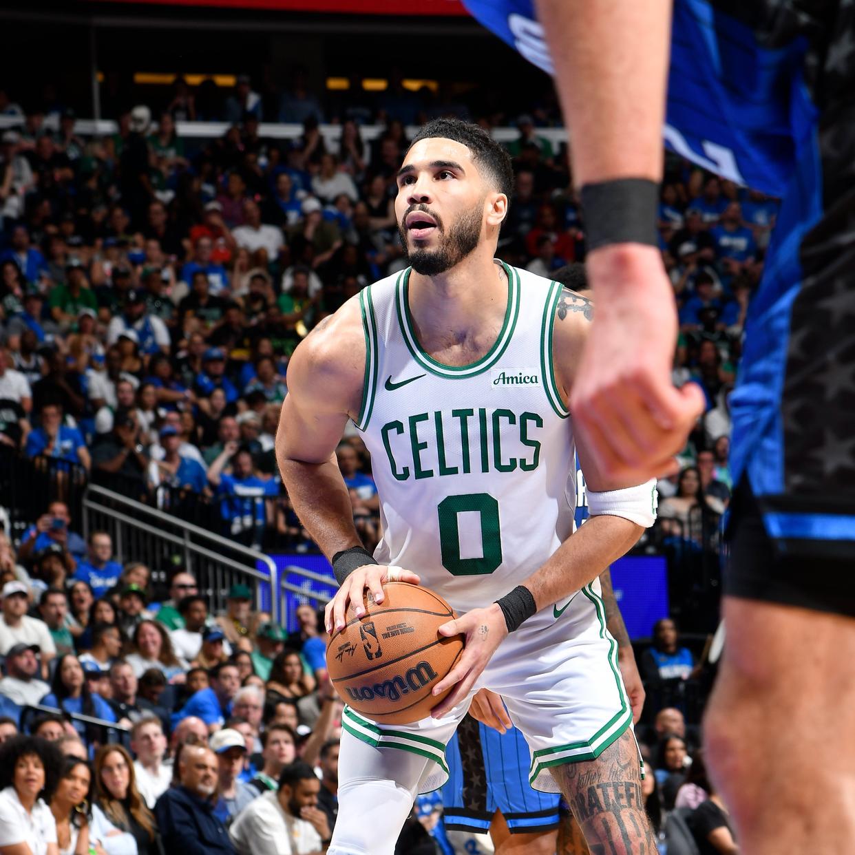 塔图姆点燃赛场，魔术压制新疆队