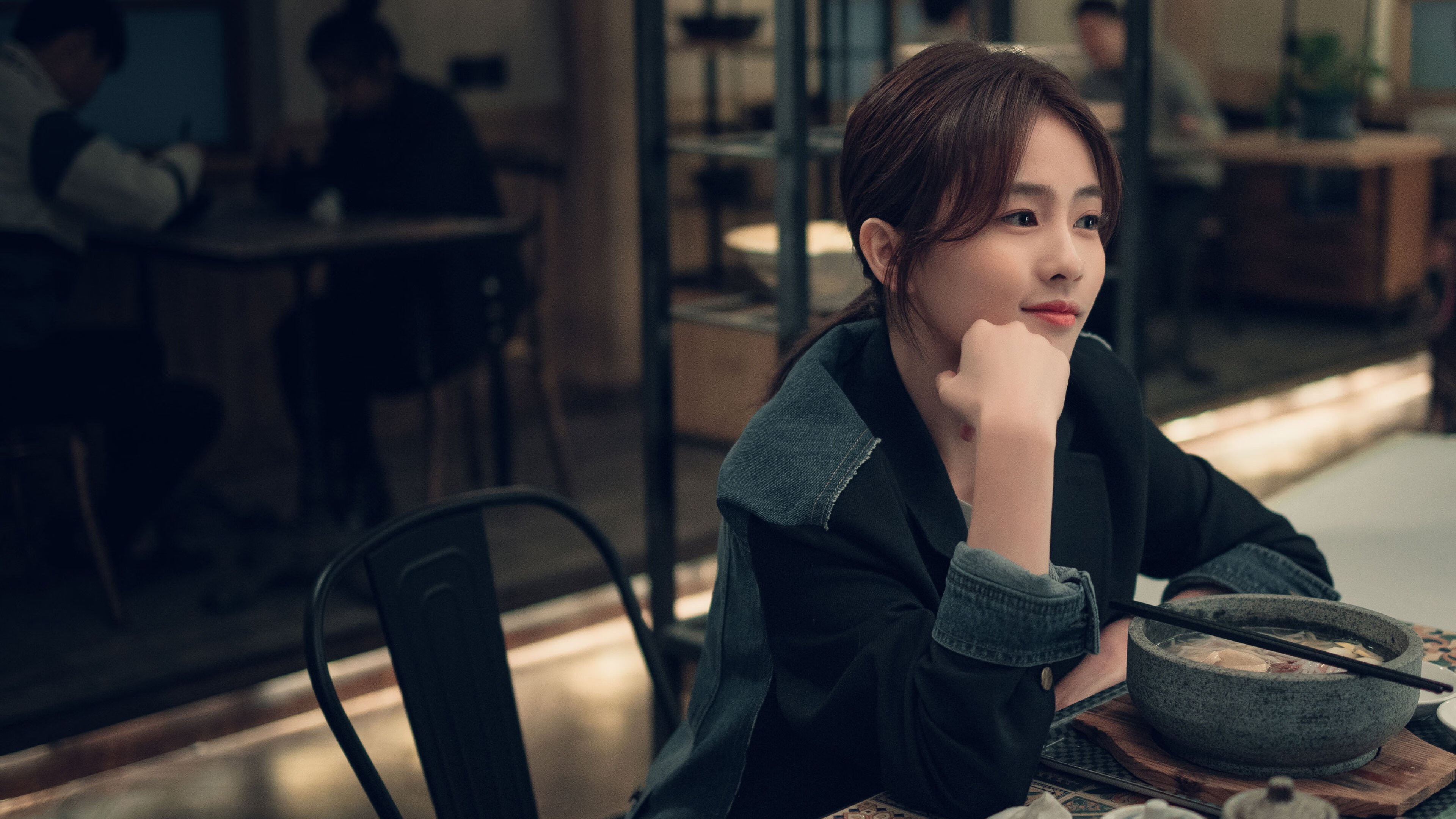 双线叙事，从德里赫特的英雄主义到哥斯达黎加的集体交响